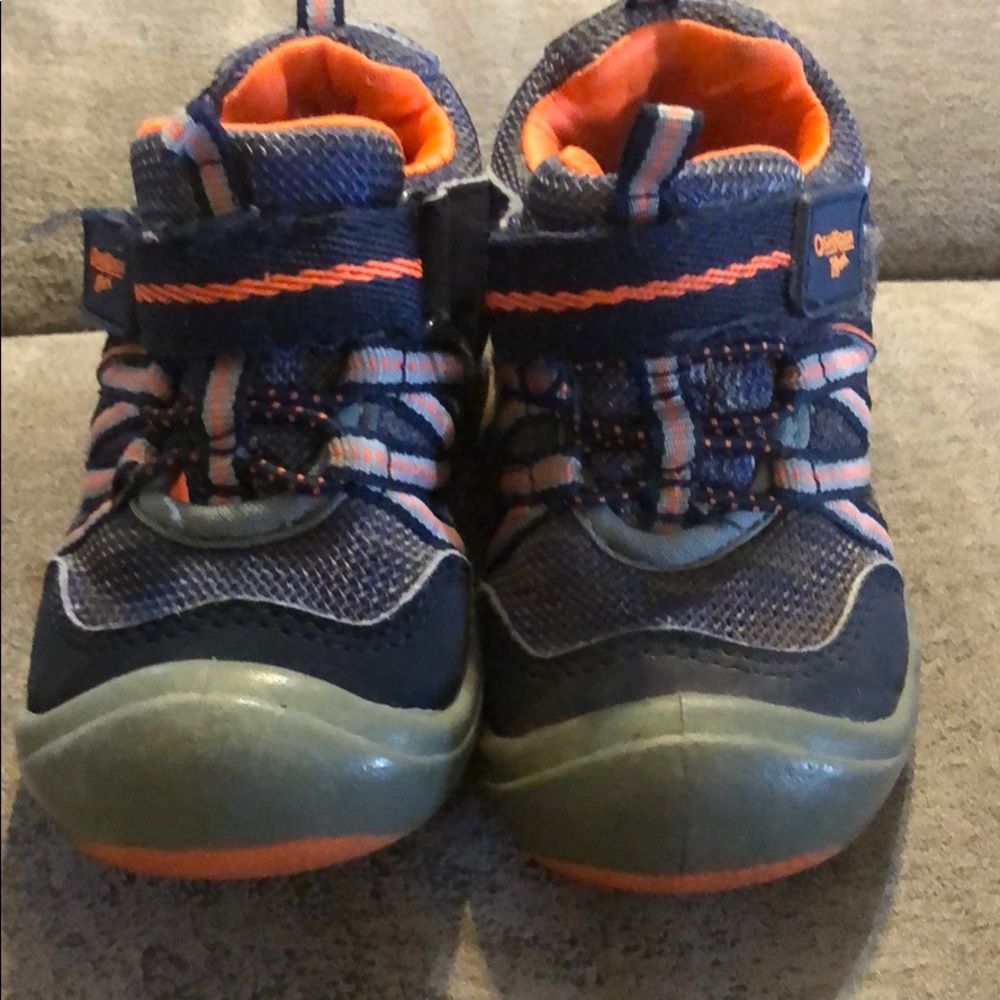 OshKosh boy’s tennis shoes size 6 4 for $12 - Picture 3 of 5